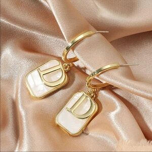 Boutique D Logo fashion trendy hanging dangle shell earrings NWT